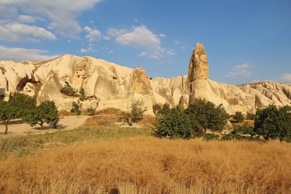 Natürliches Tal mit vulkanischen Tuffsteinfelsen in Goreme in Kappadokien, Türkei, bei Sonnenuntergang. — Stockfoto