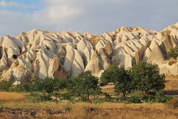 Natural valley with volcanic tuff stone rocks in Goreme in Cappadocia, Turkey, at sunset. — Stock Photo, Image