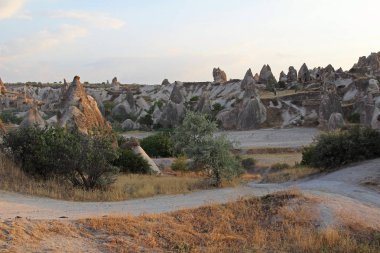 Doğal Vadisi Göreme, Kapadokya, Türkiye, volkanik tüf taş kayalarda gün batımında.