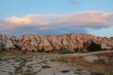 Doğal Vadisi Göreme, Kapadokya, Türkiye, volkanik tüf taş kayalarda gün batımında.