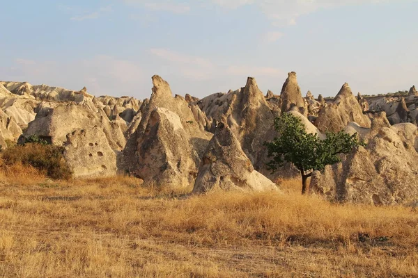 Valle natural con rocas de piedra toba volcánica en Goreme en Capadocia, Turquía, al atardecer . — Foto de Stock