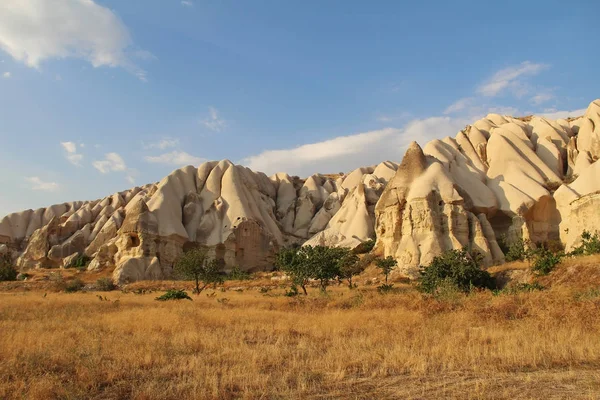 Valle natural con rocas de piedra toba volcánica en Goreme en Capadocia, Turquía, al atardecer . —  Fotos de Stock