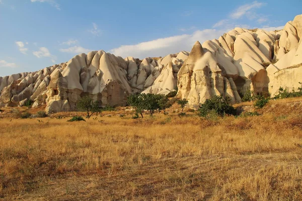 Vallée naturelle avec roches volcaniques de tuf en pierre à Goreme en Cappadoce, Turquie, au coucher du soleil . — Photo