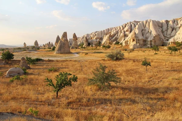 Valle natural con rocas de piedra toba volcánica en Goreme en Capadocia, Turquía, al atardecer . —  Fotos de Stock