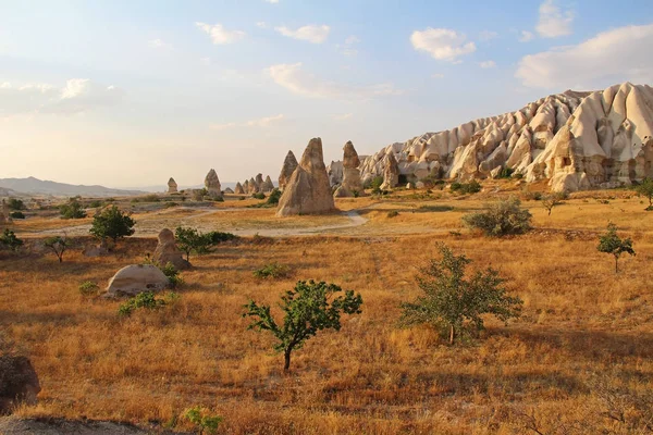 自然谷与火山凝灰岩石岩石在格雷梅在土耳其, 在日落. — 图库照片