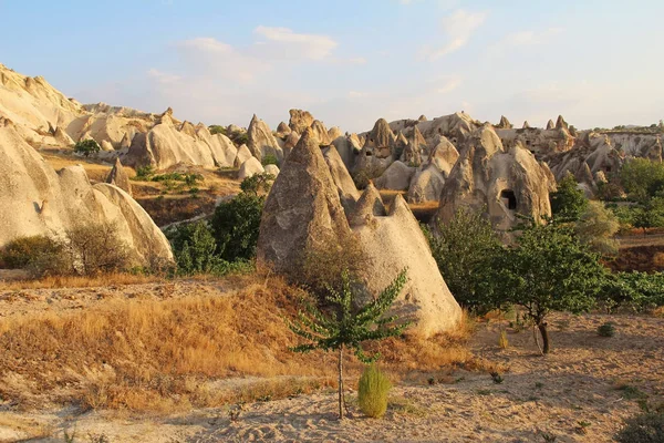 Vallée naturelle avec roches volcaniques de tuf en pierre à Goreme en Cappadoce, Turquie, au coucher du soleil . — Photo