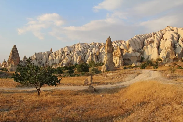 Valle natural con rocas de piedra toba volcánica en Goreme en Capadocia, Turquía, al atardecer . — Foto de Stock