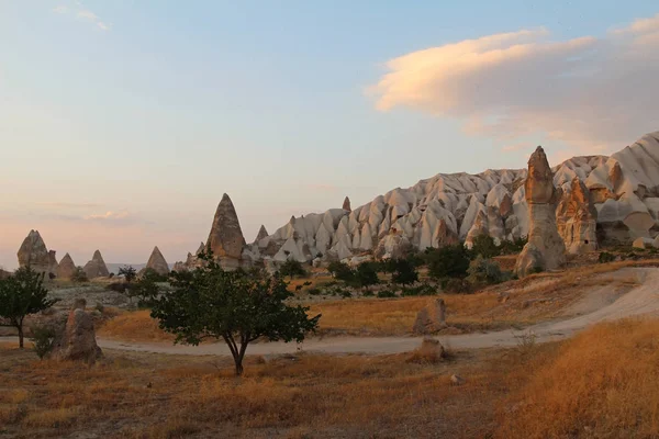 Vallée naturelle avec roches volcaniques de tuf en pierre à Goreme en Cappadoce, Turquie, au coucher du soleil . — Photo