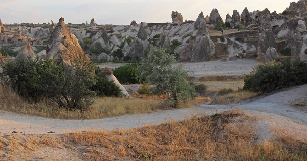 Φυσική κοιλάδα με ηφαιστειακή πέτρα βράχια Γκορέμε σε Καππαδοκία, Τουρκία, στο ηλιοβασίλεμα. — Φωτογραφία Αρχείου