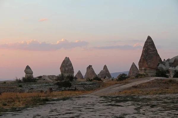 Doğal Vadisi Göreme, Kapadokya, Türkiye, volkanik tüf taş kayalarda gün batımında. — Stok fotoğraf