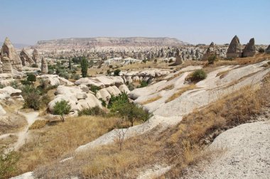 Doğal Vadisi Göreme Kapadokya, Türkiye'de volkanik tüf taş kayalarda.