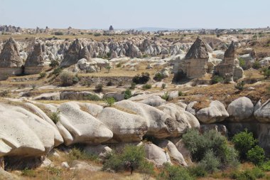 Doğal Vadisi Göreme Kapadokya, Türkiye'de volkanik tüf taş kayalarda.