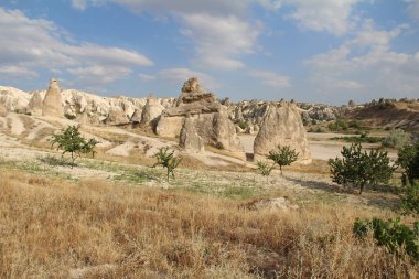 Doğal Vadisi Göreme Kapadokya, Türkiye'de volkanik tüf taş kayalarda.