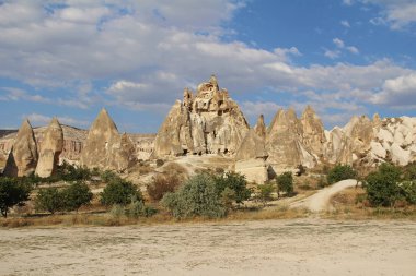 Doğal Vadisi Göreme Kapadokya, Türkiye'de volkanik tüf taş kayalarda.