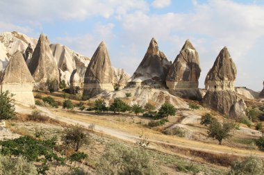 Doğal Vadisi Göreme Kapadokya, Türkiye'de volkanik tüf taş kayalarda.