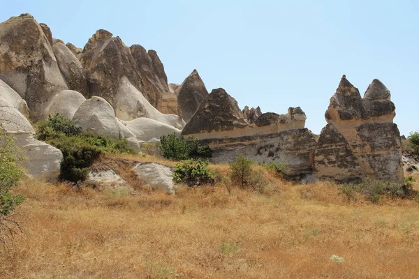 Natürliches Tal mit vulkanischen Tuffsteinfelsen in Goreme in Kappadokien, Türkei. — Stockfoto