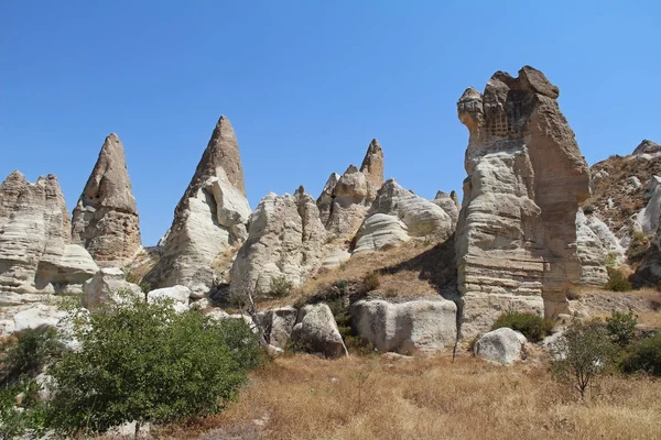 Natürliches Tal mit vulkanischen Tuffsteinfelsen in Goreme in Kappadokien, Türkei. — Stockfoto