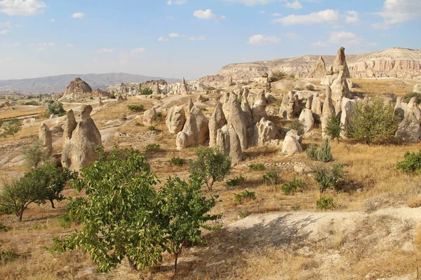Lembah alam dengan batu tuf vulkanik di Goreme di Kapadokia, Turki . — Stok Foto