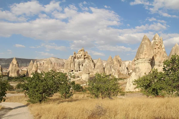 Valle natural con rocas de piedra toba volcánica en Goreme en Capadocia, Turquía . —  Fotos de Stock