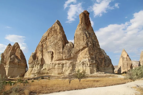 Valle natural con rocas de piedra toba volcánica en Goreme en Capadocia, Turquía . — Foto de Stock