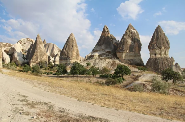 Natürliches Tal mit vulkanischen Tuffsteinfelsen in Goreme in Kappadokien, Türkei. — Stockfoto