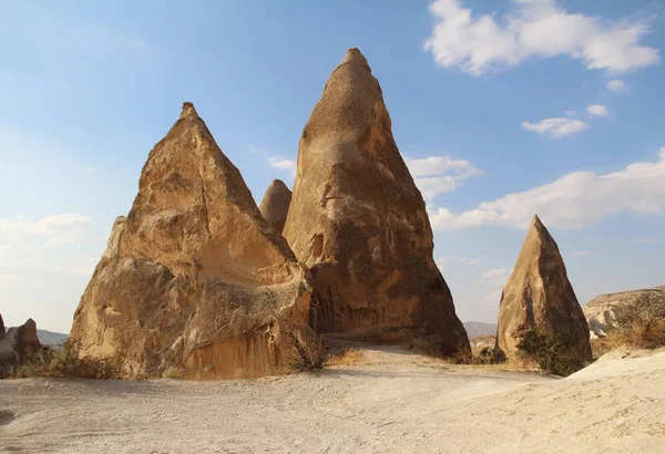 Doğal Vadisi Göreme Kapadokya, Türkiye'de volkanik tüf taş kayalarda. — Stok fotoğraf