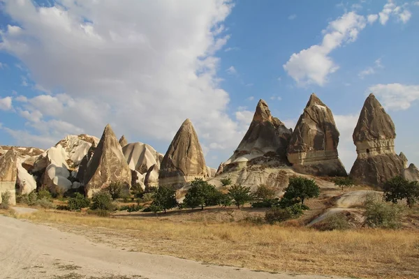 Valle natural con rocas de piedra toba volcánica en Goreme en Capadocia, Turquía . — Foto de Stock