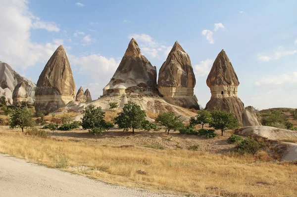 Natürliches Tal mit vulkanischen Tuffsteinfelsen in Goreme in Kappadokien, Türkei. — Stockfoto