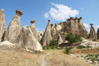 Chavushin Kapadokya, Türkiye'de bir güneş tarafından mantar gibi önemli ölçüde seyir kayalar yaktı.