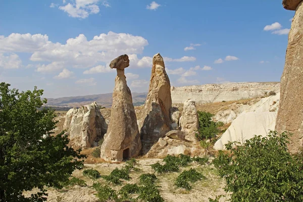 岩石看起来像蘑菇戏剧性地点燃了在 Chavushin 的太阳, 土耳其. — 图库照片