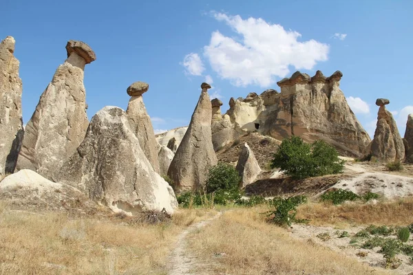 Rocas que parecen setas dramáticamente iluminadas por un sol en Chavushin en Capadocia, Turquía . — Foto de Stock