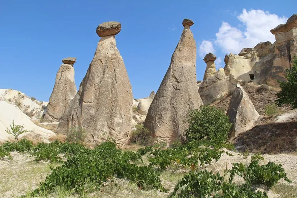 Felsen, die wie Pilze aussehen, dramatisch beleuchtet von einer Sonne in Chawuschin in Kappadokien, Türkei. — Stockfoto