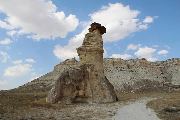 Természetes völgyben fekszik, a vulkáni tufa kő sziklák Pasabag Cappadocia, Törökország. — Stock Fotó