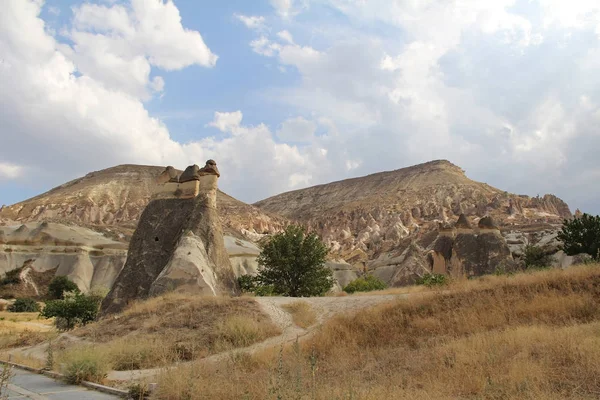 Lembah alam dengan batu tuff vulkanik di Pasabag di Kapadokia, Turki . — Stok Foto