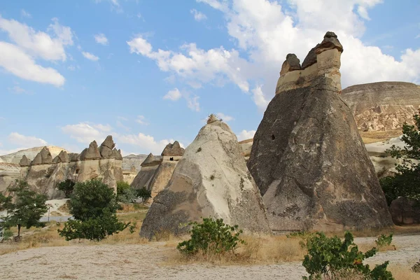 Naturalnej dolinie z kamienia wulkanicznego tufu skały w Pasabag w regionie Kapadocja, Turcja. — Zdjęcie stockowe