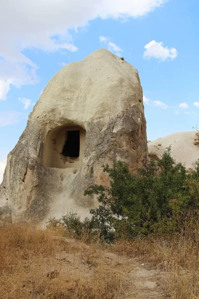 Természetes völgyben fekszik, a vulkáni tufa kő sziklák Pasabag Cappadocia, Törökország. — Stock Fotó