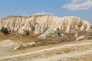 Doğal Vadisi Göreme Kapadokya, Türkiye'de volkanik tüf taş kayalarda.