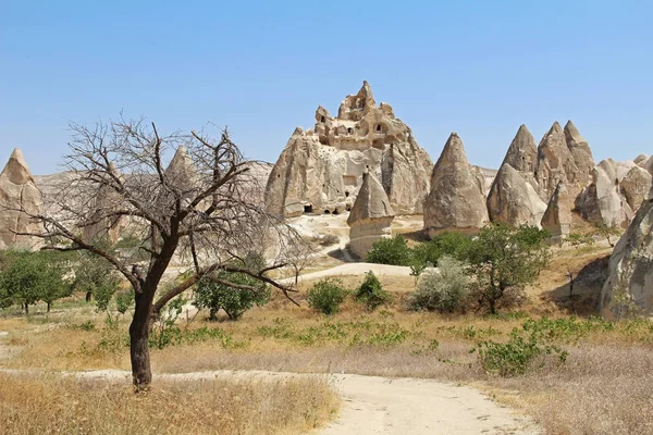 Naturalnej dolinie z kamienia wulkanicznego tufu skały w Göreme w Kapadocji, Turcja. — Zdjęcie stockowe