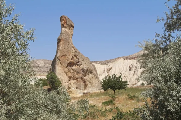 Valle natural con rocas de piedra toba volcánica en Goreme en Capadocia, Turquía . — Foto de Stock