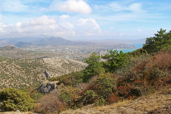 En una montaña Socol (Sokol) (Falcon) pico con vistas al mar Negro, Crimea . —  Fotos de Stock