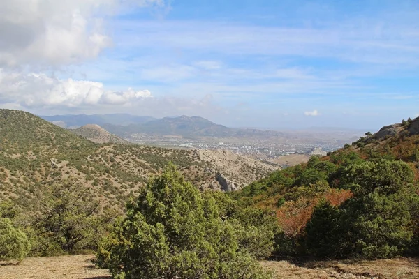 Hermosa naturaleza en la montaña Socol (Sokol) (Halcón) en Crimea . —  Fotos de Stock