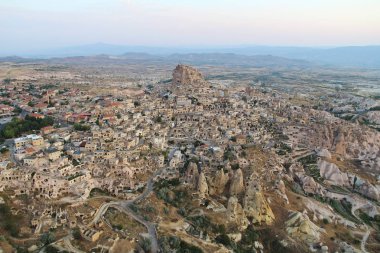 Kasaba Uçhisar, gündoğumu, Cappadocia. Türkiye.
