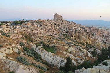 Kasaba Uçhisar, gündoğumu, Cappadocia. Türkiye.