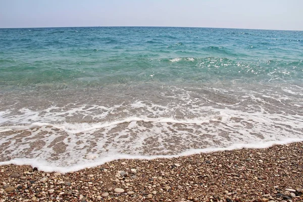 Průzračná voda Středozemního moře poblíž Kemer, Turecko. — Stock fotografie