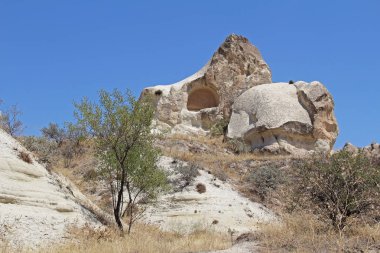 Kapadokya kaya oluşumu Zemi vadisi Uçhisar (Uchisar) arasındaki Gereme sonunda. Kapadokya, Türkiye.