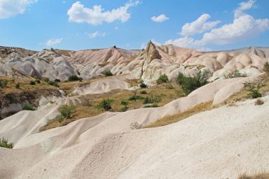 Kapadokya kaya oluşumu Zemi vadisi Uçhisar (Uchisar) arasındaki Gereme sonunda. Kapadokya, Türkiye.