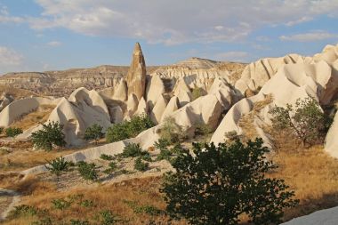 Doğal Vadisi Göreme Kapadokya, Türkiye'de volkanik tüf taş kayalarda.