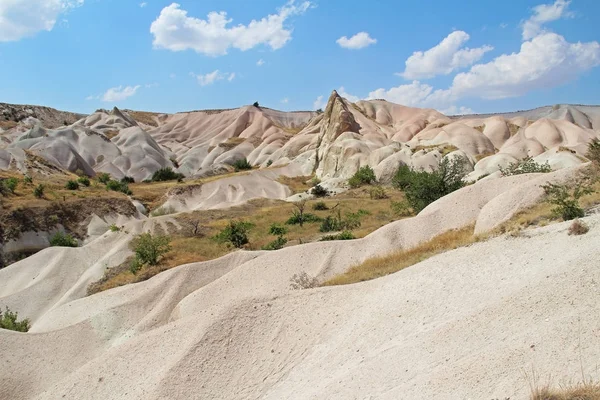 Kappadokien, klippformation i slutet av dalen jorden mellan Gereme och Üçhisar. Cappadocia, Turkiet. — Stockfoto