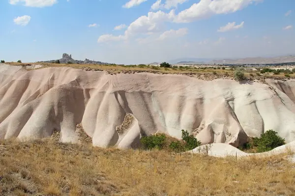 Kappadokien, klippformation i slutet av dalen jorden mellan Gereme och Üçhisar. Cappadocia, Turkiet. — Stockfoto