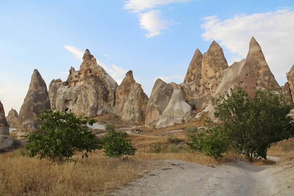 Naturalnej dolinie z kamienia wulkanicznego tufu skały w Göreme w Kapadocji, Turcja. — Zdjęcie stockowe